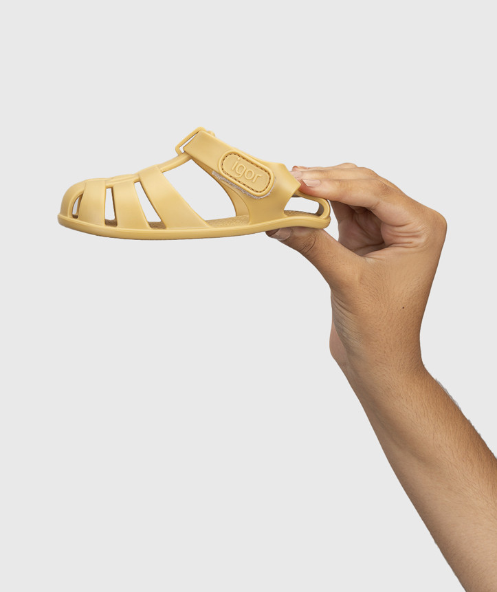 SANDÁLIA IGOR NEMO SOLID DIJON V26 de borracha para menino e menina, com fecho em velcro, impermeáveis. Vista de lado.