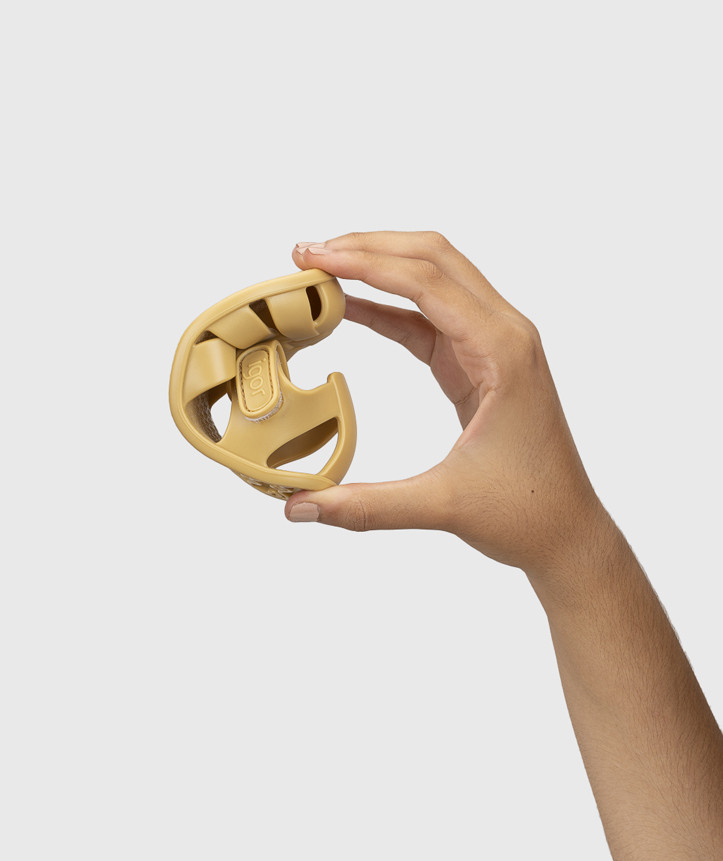 SANDÁLIA IGOR NEMO SOLID DIJON V26 de borracha para menino e menina, com fecho em velcro, impermeáveis. Vista de lado sola flexível.