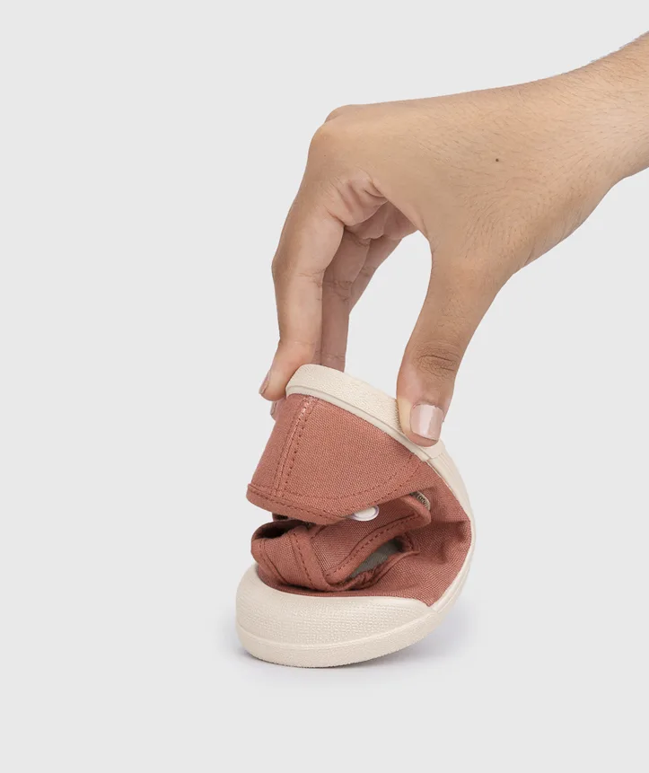SAPATILHA IGOR LONA PEPITO TERRACOTA para menino e menina em pano 100% algodão, fecho com velcro, proteção na ponteira e palmilha removível. Calçado barefoot- Vista de lado