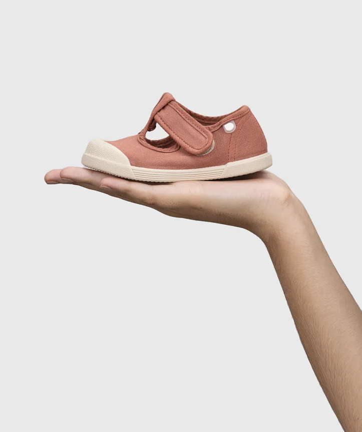 SAPATILHA IGOR LONA PEPITO TERRACOTA para menino e menina em pano 100% algodão, fecho com velcro, proteção na ponteira e palmilha removível. Calçado barefoot- Vista de lado
