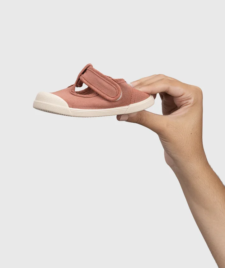 SAPATILHA IGOR LONA PEPITO TERRACOTA para menino e menina em pano 100% algodão, fecho com velcro, proteção na ponteira e palmilha removível. Calçado barefoot- Vista de lado