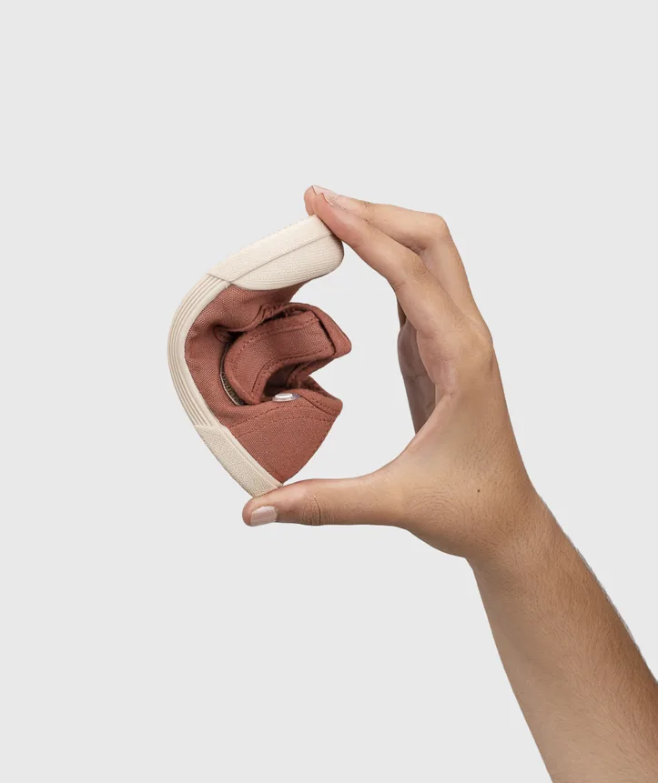 SAPATILHA IGOR LONA PEPITO TERRACOTA para menino e menina em pano 100% algodão, fecho com velcro, proteção na ponteira e palmilha removível. Calçado barefoot- Vista de lado