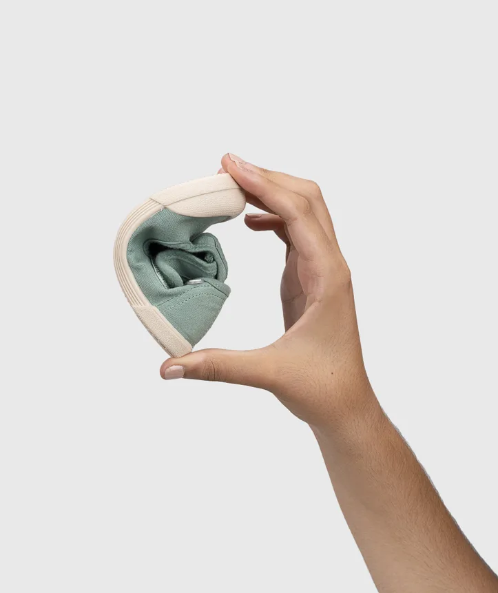 SAPATILHA IGOR LONA PEPITO MATCHA para menino e menina em pano 100% algodão, fecho com velcro, proteção na ponteira e palmilha removível. Calçado barefoot- Vista de lado