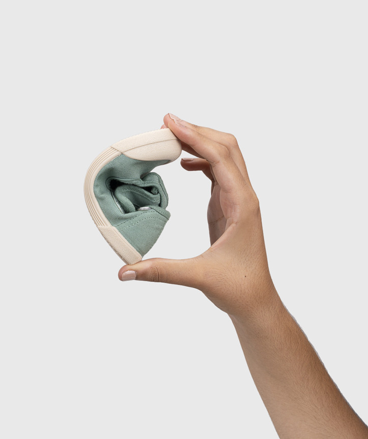 SAPATILHA IGOR LONA PEPITO MATCHA para menino e menina em pano 100% algodão, fecho com velcro, proteção na ponteira e palmilha removível. Calçado barefoot- Vista de lado