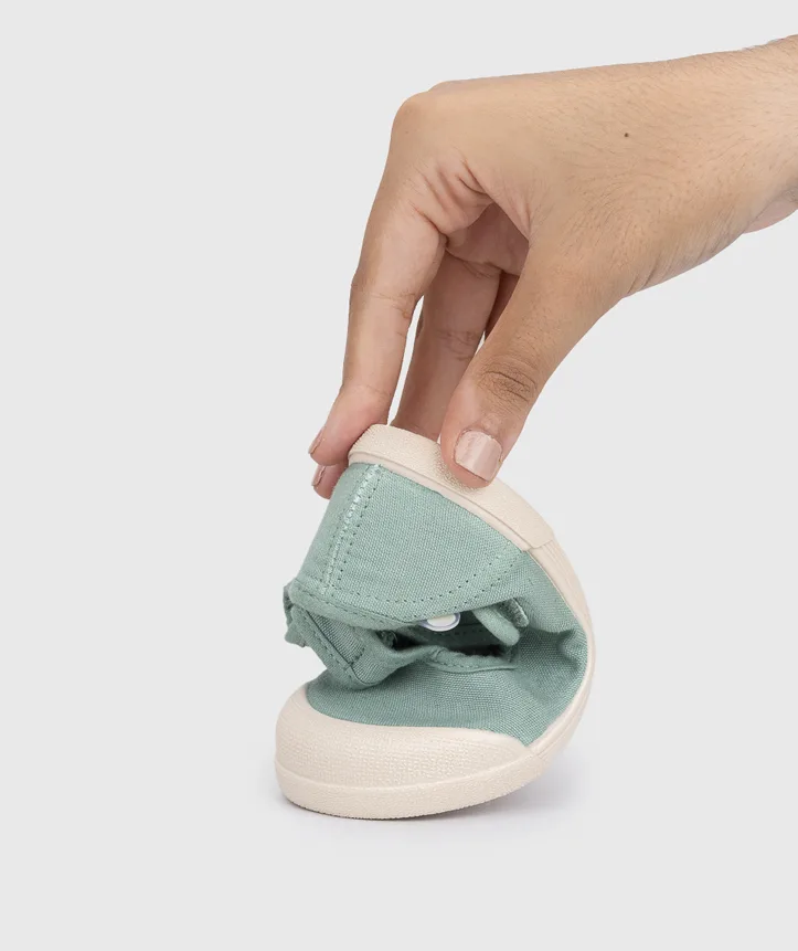 SAPATILHA IGOR LONA PEPITO MATCHA para menino e menina em pano 100% algodão, fecho com velcro, proteção na ponteira e palmilha removível. Calçado barefoot- Vista de lado