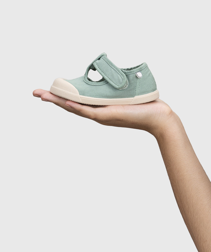 SAPATILHA IGOR LONA PEPITO MATCHA para menino e menina em pano 100% algodão, fecho com velcro, proteção na ponteira e palmilha removível. Calçado barefoot- Vista de lado