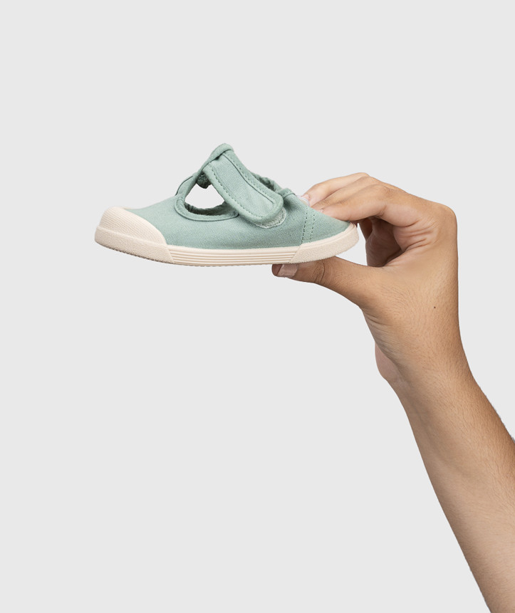 SAPATILHA IGOR LONA PEPITO MATCHA para menino e menina em pano 100% algodão, fecho com velcro, proteção na ponteira e palmilha removível. Calçado barefoot- Vista de lado