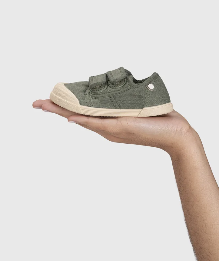 SAPATILHA IGOR LONA V.KAKI unisex em pano 100% algodão, fecho com velcro, proteção na ponteira e palmilha removível. Calçado barefoot- Vista de lado