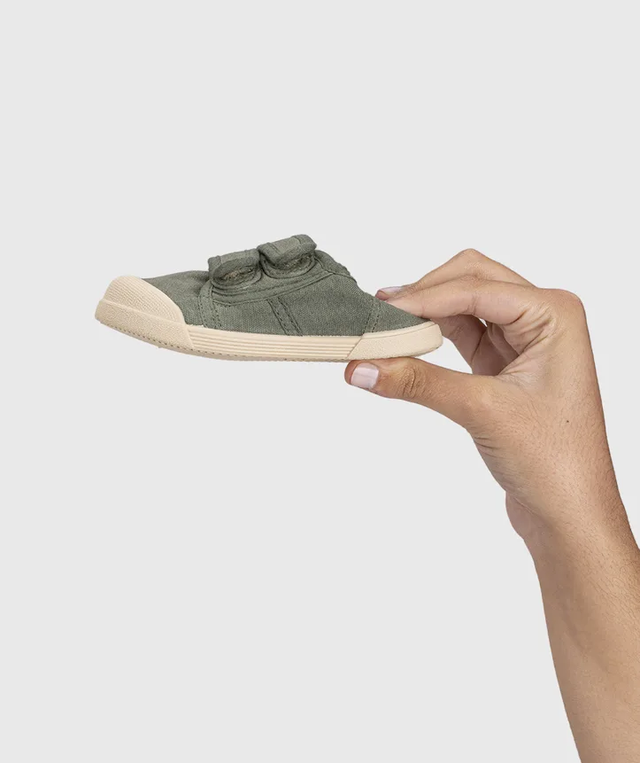 SAPATILHA IGOR LONA V.KAKI unisex em pano 100% algodão, fecho com velcro, proteção na ponteira e palmilha removível. Calçado barefoot- Vista de lado