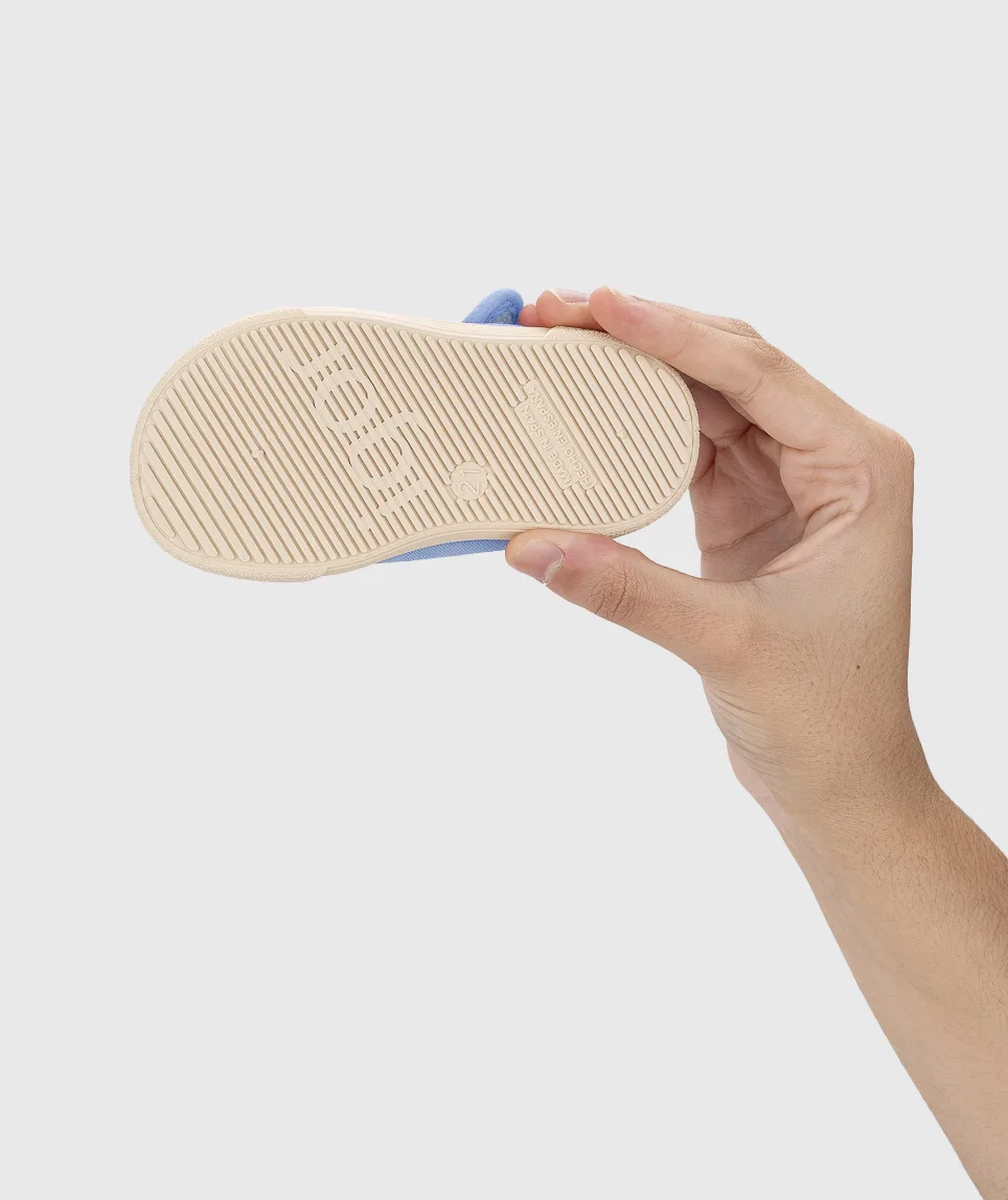 LONA da marca IGOR modelo V.JEANS unisex em pano 100% algodão, fecho com velcro, proteção na ponteira e palmilha removível. Calçado barefoot- Vista de baixo