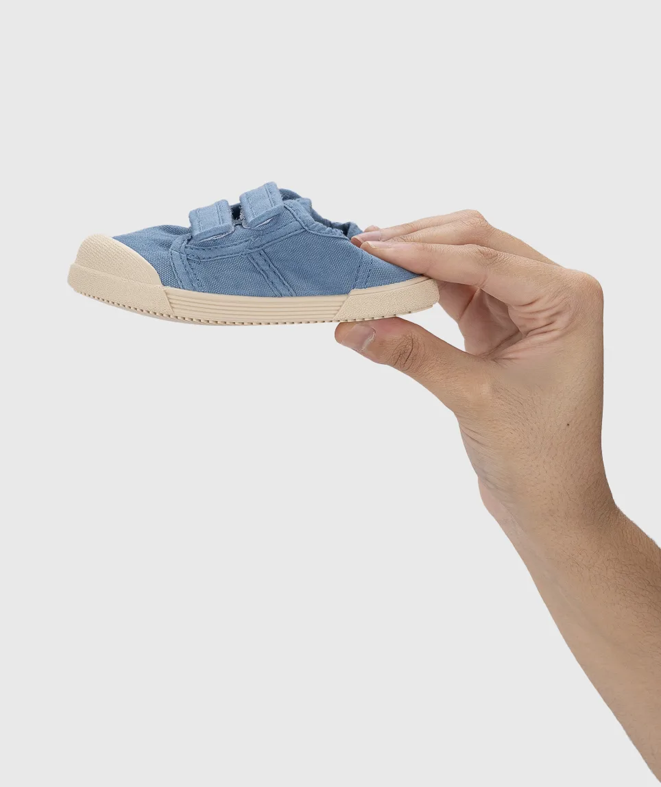 SAPATILHA IGOR LONA V.JEANS unisex em pano 100% algodão, fecho com velcro, proteção na ponteira e palmilha removível. Calçado barefoot- Vista de lado