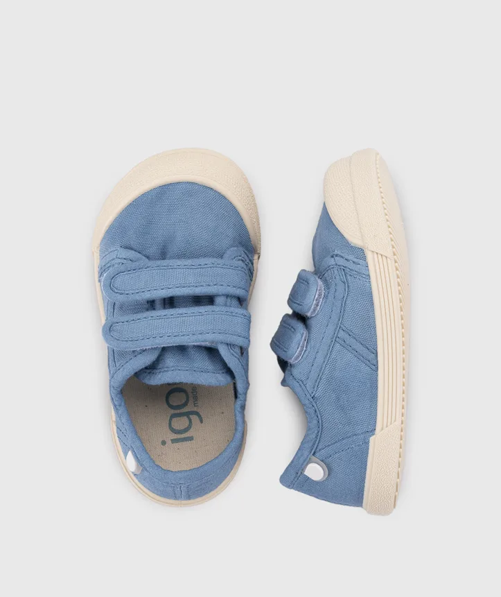 LONA da marca IGOR modelo V.JEANS para criança em pano 100% algodão, fecho com velcro, proteção na ponteira e palmilha removível. Calçado barefoot- Vista de lado