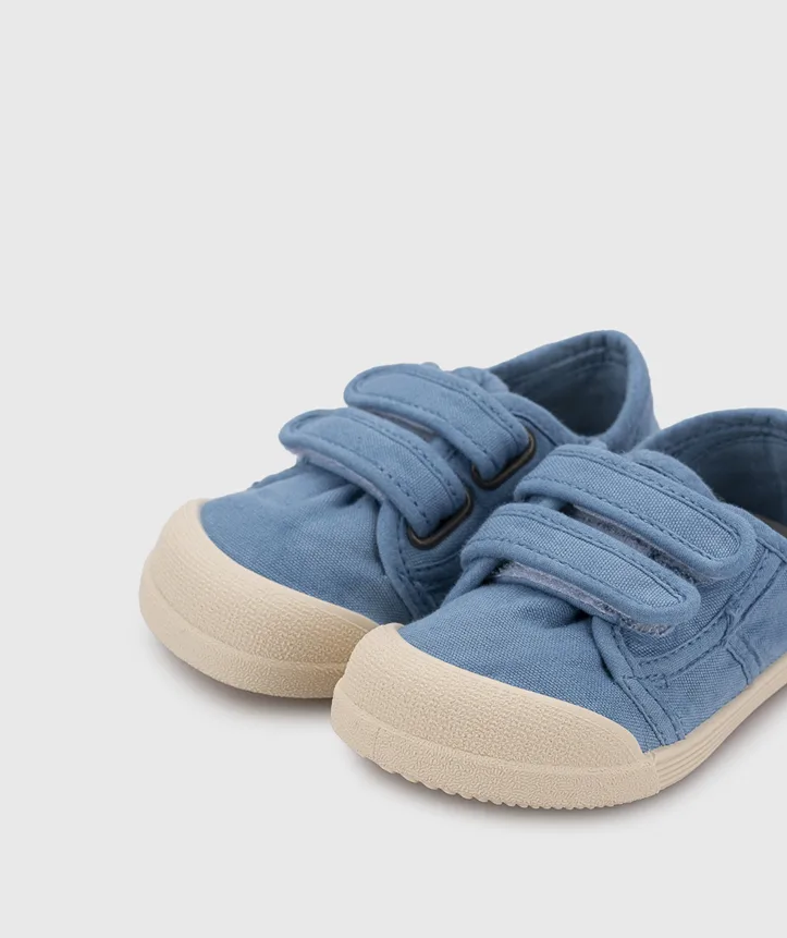 LONA da marca IGOR modelo V.JEANS para criança em pano 100% algodão, fecho com velcro, proteção na ponteira e palmilha removível. Calçado barefoot- Vista de frente