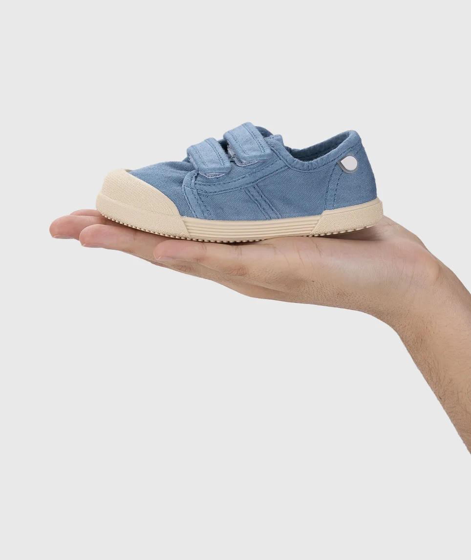 LONA da marca IGOR modelo V.JEANS para menino ou menina em pano 100% algodão, fecho com velcro, proteção na ponteira e palmilha removível. Calçado barefoot- Vista de lado