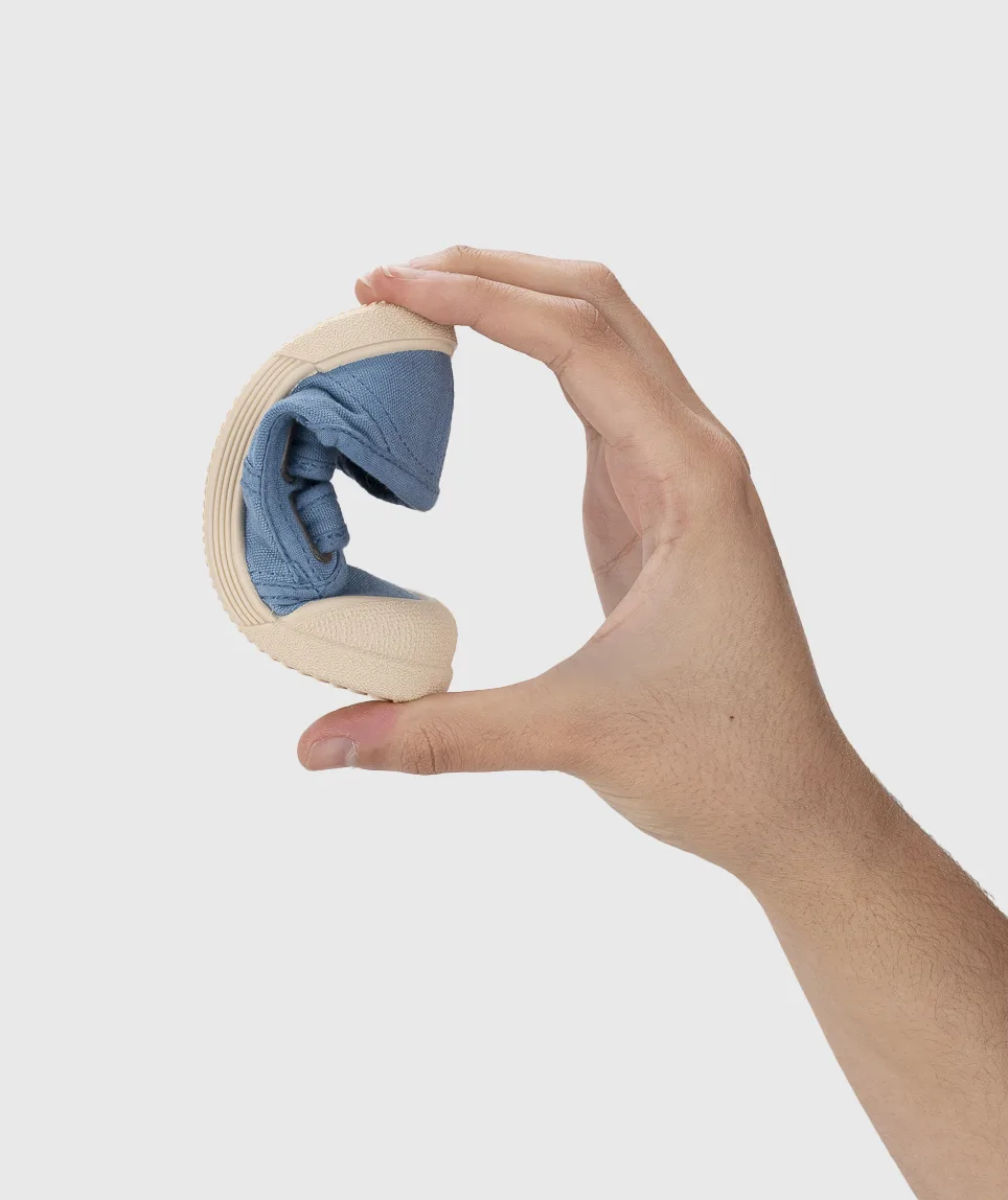LONA da marca IGOR modelo V.JEANS para menina em pano 100% algodão, fecho com velcro, proteção na ponteira e palmilha removível. Calçado barefoot- Vista de lado