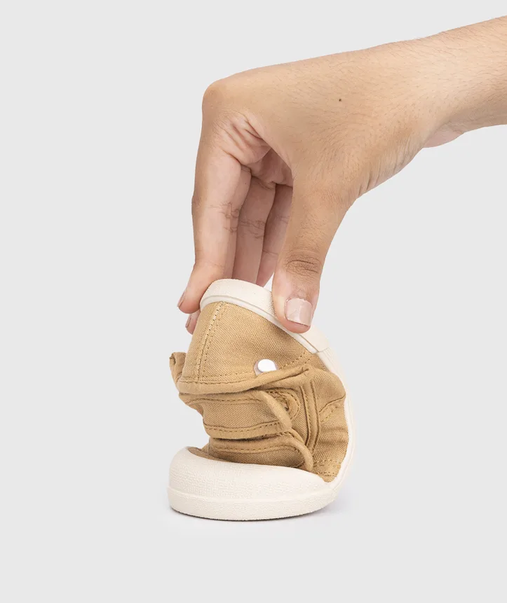 LONA da IGOR modelo V.CEREAL unisex em pano 100% algodão, fecho com velcro, proteção na ponteira e palmilha removível. Calçado barefoot- Vista de lado