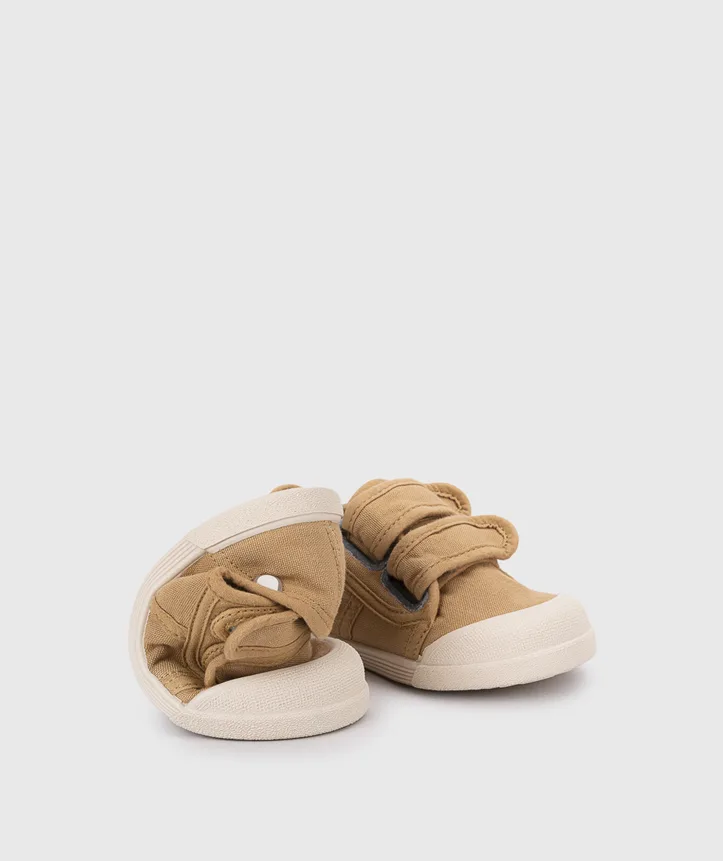 LONA da IGOR modelo V.CEREAL unisex em pano 100% algodão, fecho com velcro, proteção na ponteira e palmilha removível. Calçado barefoot- Vista de frente
