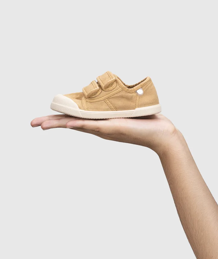 LONA da IGOR modelo V.CEREAL unisex em pano 100% algodão, fecho com velcro, proteção na ponteira e palmilha removível. Calçado barefoot- Vista de lado