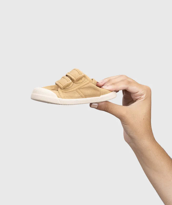 LONA da IGOR modelo V.CEREAL unisex em pano 100% algodão, fecho com velcro, proteção na ponteira e palmilha removível. Calçado barefoot- Vista de lado