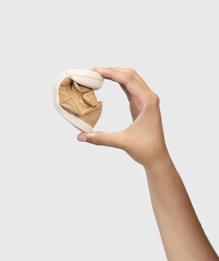 LONA da IGOR modelo V.CEREAL unisex em pano 100% algodão, fecho com velcro, proteção na ponteira e palmilha removível. Calçado barefoot- Vista de lado